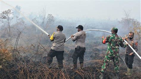 Dandim Dan Kapolres Ikut Berjibaku Padamkan Api Di Lokasi Kebakaran