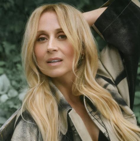 Lara Fabian Fait Sensation Avec Un Haut Avant Gardiste Pour 2025