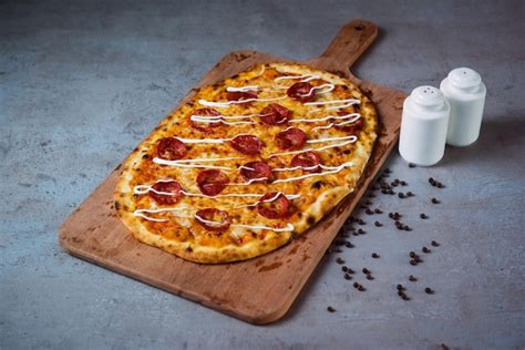 Pizza Pepperoni Z Czarnym Pieprzem Służąca Na Drewnianej Desce Do