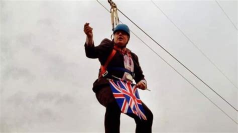 London Mayor Boris Johnson gets stuck on Olympic zipline | CBC News