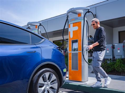 America S Largest Ev Charging Network Adopts Tesla S Nacs Connector