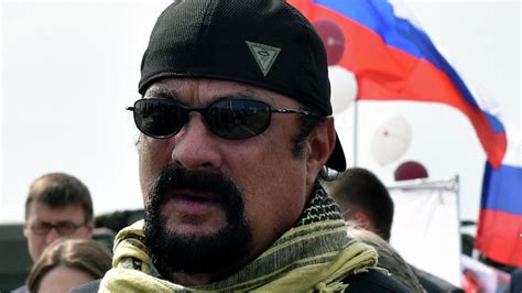 Steven Seagal Novo - Steven Seagal dotaknuo je novo dno: Pogledajte kakvu mu je ulogu ...