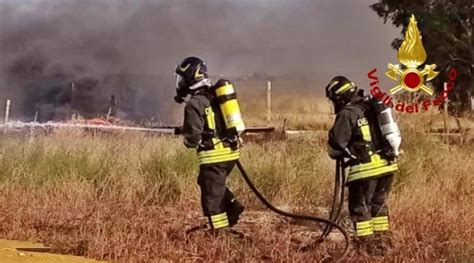 Incendio Sterpaglie In Mezzo All Amianto Intervento Dei Vigili Del