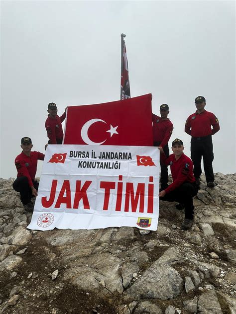 JAK timleri Uludağın zirvesinde Türk bayrağını dalgalandırdı