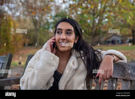 Fille Indienne Assise Banque De Photographies Et Dimages à Haute Résolution Alamy