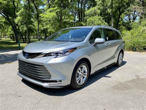 2021 Toyota Sienna Platinum Images