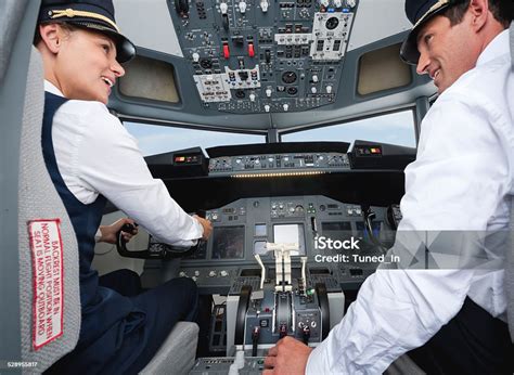 Copiloto Ou Co Piloto - Foto de Piloto E Copiloto De Avião Na Cabine e mais fotos de stock de ...