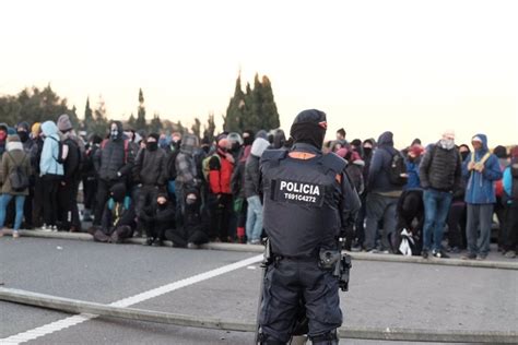 Los Cdr Cortan Desde Primera Hora La Ap A La Altura De L Ampolla