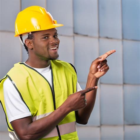 Foto retrato de un joven sonriente trabajador de constricción de