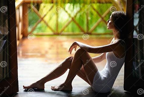 Femme Seule Triste Sasseyant Sur Le Porche Pendant La Pluie Photo