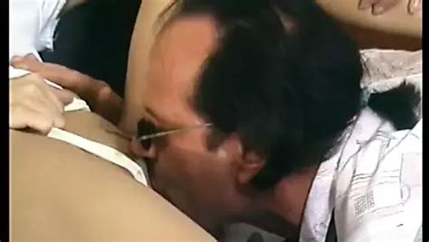 Een Prachtige Rondborstige Milf Brunette Wordt Gehamerd Tijdens Anale Seks Op De Boerderij