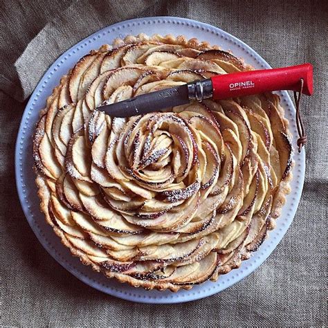 Tarte aux pommes Éplucher et couper 4 5 petites pommes en petits