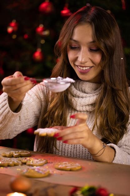 Mujer Haciendo Galletas De Jengibre Foto Premium