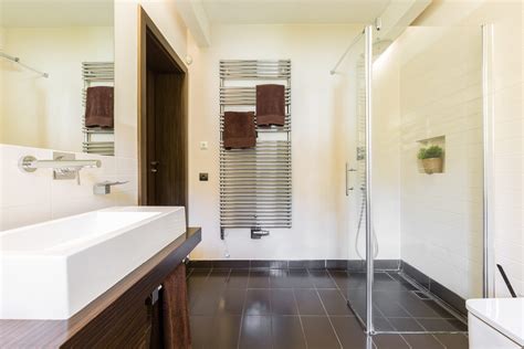 Framed VS. Frameless Shower Doors | C&C Glass