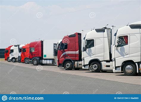 V Rios Tipos De Caminh Es No Parque De Estacionamento Ao Lado Da