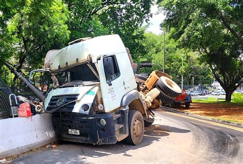 Caminhão tomba ao lado do Parque Municipal e interdita Romeiros