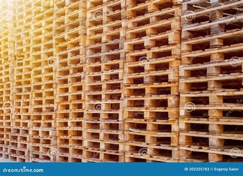 Paletas De Euro De Madera Apiladas En Grandes Almacenes Industriales