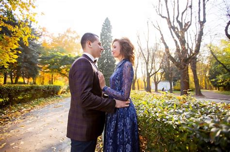 Amorosa pareja de enamorados en el parque mirándose Foto Premium