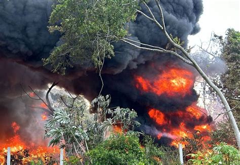 Continúa el incendio en el antiguo basurero de Cancún bomberos sofocan