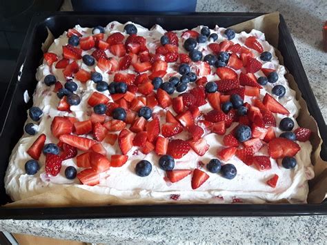 Erdbeer Schmand Kuchen Vom Blech Von Kleinerdelphin Chefkoch