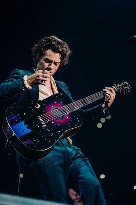 Harry Styles With A Guitar 🎸 Stile Di Harry Styles Foto Di One