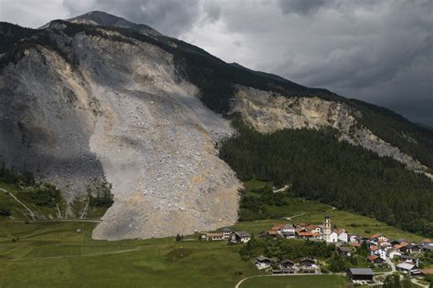 A Brienz Si Stacca Una Frana Ma Il Paese Risparmiato Tvs Tvsvizzera It