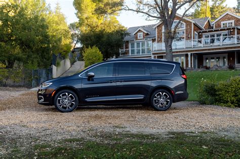 Chrysler Pacifica Adds Awd And A Redesign Debuts In Chicago