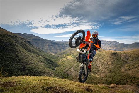 Motorrad Vergleich KTM 450 EXC F SIX DAYS 2025 Vs KTM 300 EXC 2025