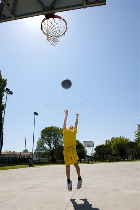 Basketball Spieler In Der Aktion Stockfoto Bild Von Mittler Sprung