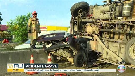 Vídeo Carro é esmagado por caminhão na Avenida Brasil Bom Dia Rio G1