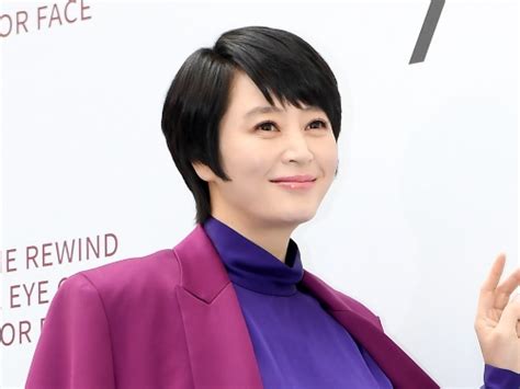 韓国屈指の“グラマラス女優”キム・ヘス、美デコルテあらわな赤ドレス姿「本当に50代」【photo】｜スポーツソウル日本版