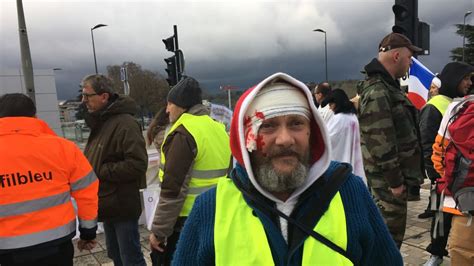 Tours Une Centaine De Personnes La Marche Blanche Pour Les Gilets