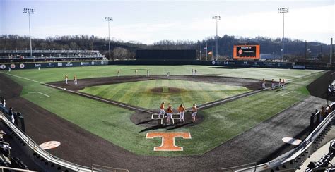 No 9 Tennessee Baseball Beats Etsu To Sweep Midweek Games