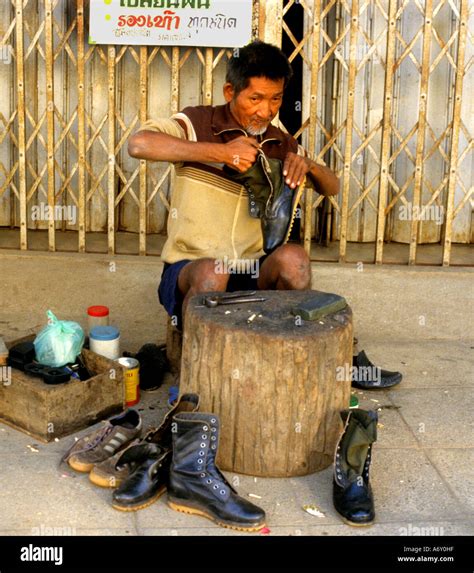 Thailand shoemaker cobbler shoe shine boy shoeshiner Stock Photo - Alamy