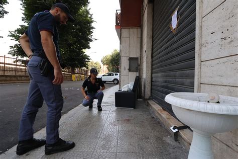 Napoli Uomo Ucciso In Un Agguato A Scampia Mentre Era Dal Barbiere