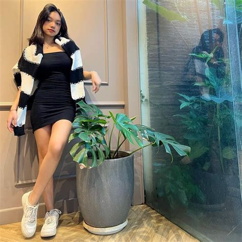 Ootd Dress Dan Sneakers Ala Artis Cocok Buat Kuliah