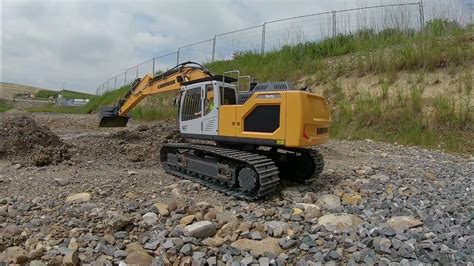 LIEBHERR R945 - YouTube