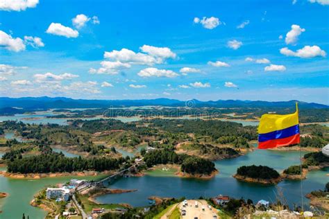 Zicht Op De Dam Van Guatape Met De Colombiaanse Vlag Die Zwaait Stock