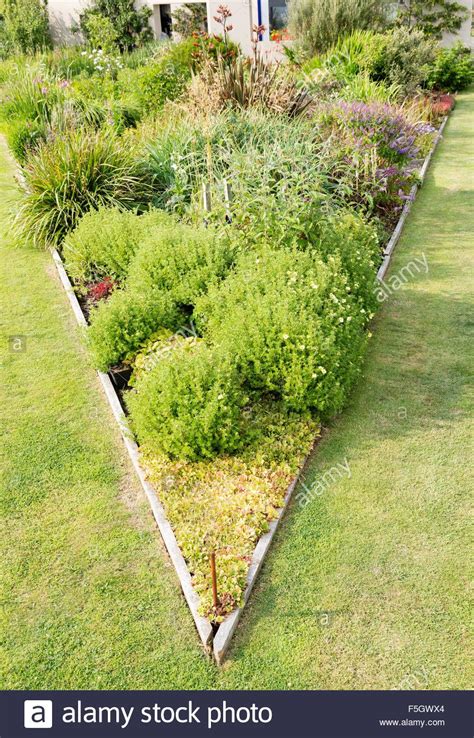 Garden Ideas For Triangle Shaped Gardens