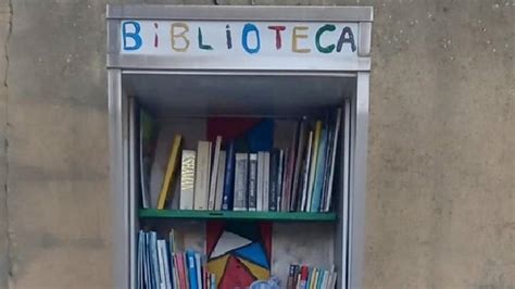 Una Cabina De Teléfono Reconvertida En Biblioteca Pública El Correo