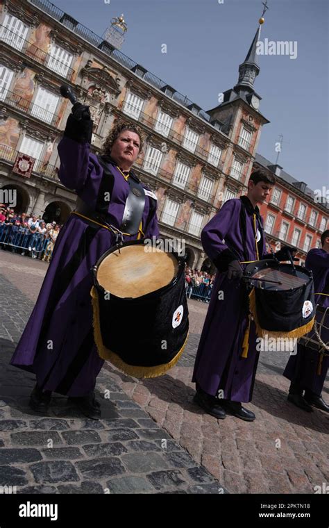 Miembros De La Hermandad Participan En A Tamborrada Ma A En La Plaza