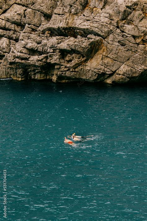 Personas Nadando En La Cala De Sa Calobra Mallorca Buceando En Aguas