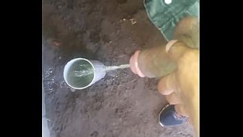 Joven orinando en la casa en construcción orinando en el edificio XVIDEOS