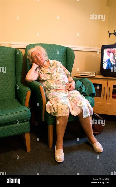 Old Woman Asleep In Chair Banque Dimage Et Photos Alamy