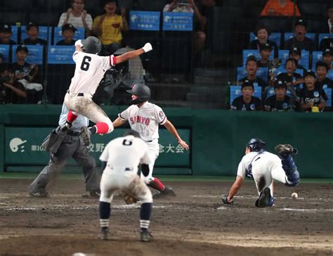 ＜おかやま山陽・大垣日大＞10回、サヨナラにジャンプする山陽・渡辺 （撮影・井垣 忠夫） ― スポニチ Sponichi Annex 野球