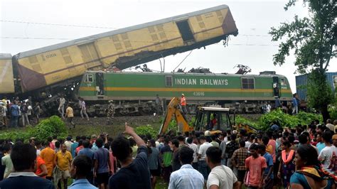 Hindistan da tren kazası 8 ölü 60 yaralı