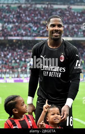 Mike Maignan de l AC Milan joue avec ses filles à la fin de la série Un