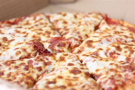 The Pizza That Broke The Internet Main Street Pizza Linn Mos Social Media Sensation