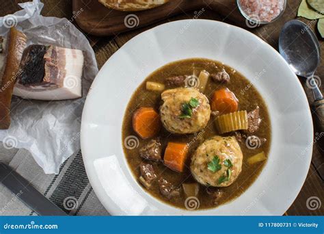 Guisado Con Las Bolas De Masa Hervida De La Cebolla De La Carne De