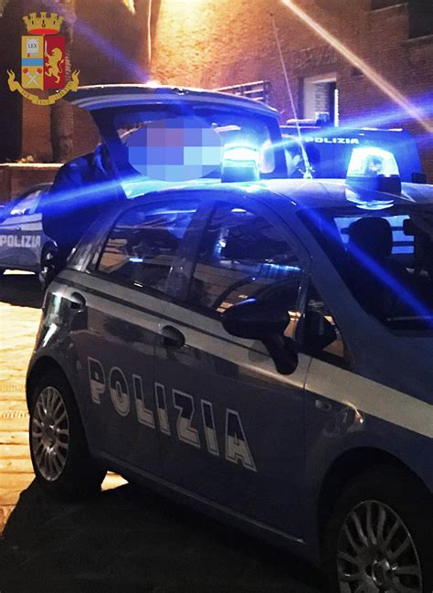 Litiga Con L Amica E Aggredisce Un Poliziotto Denunciato Enne